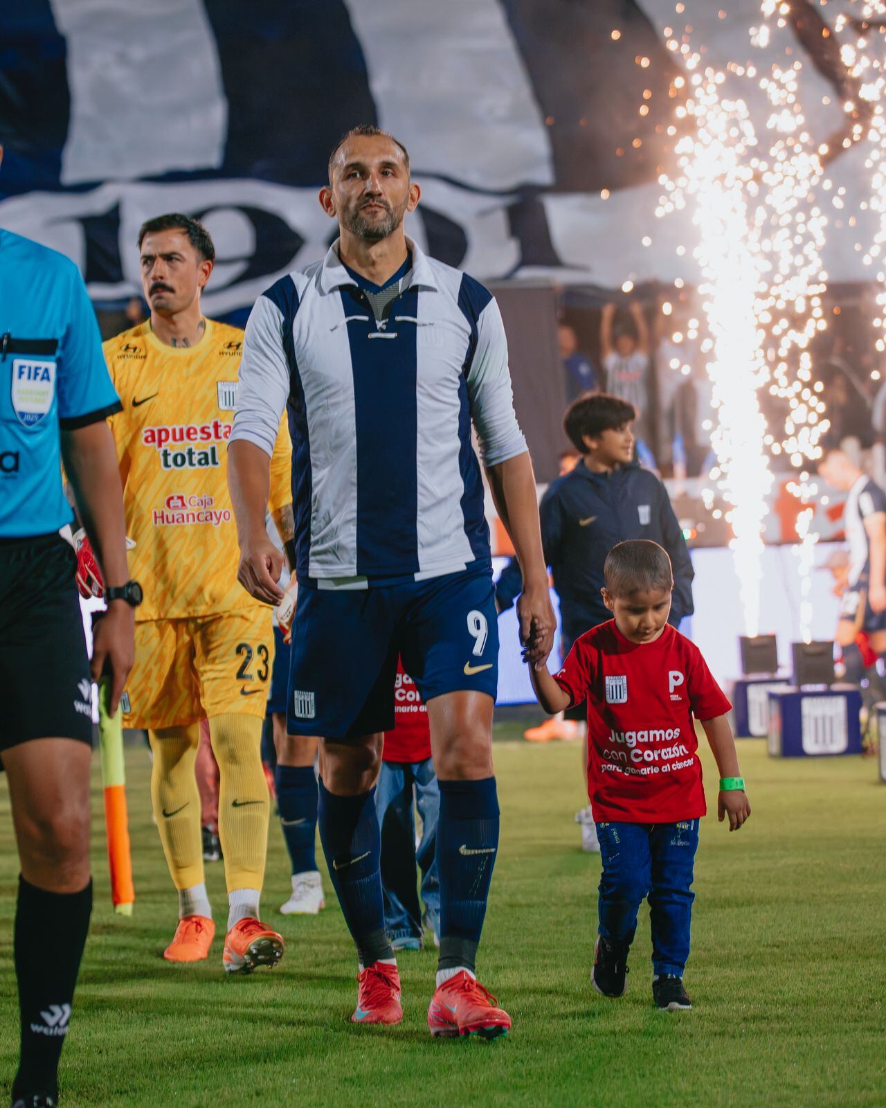 Hernán Barcos y un homenaje a Alejandro Villanueva. (Foto: Club Alianza Lima)