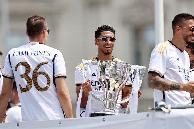 Real Madrid celebró con sus hinchas en Cibeles tras vencer el sábado al Granada. (Foto: EFE)