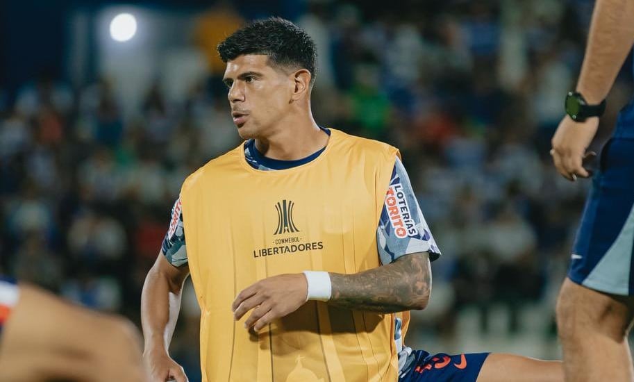 Esteban Pavez se retiró lesionado en su debut con Alianza Lima por la Copa Libertadores 2026. (Foto: AFP)