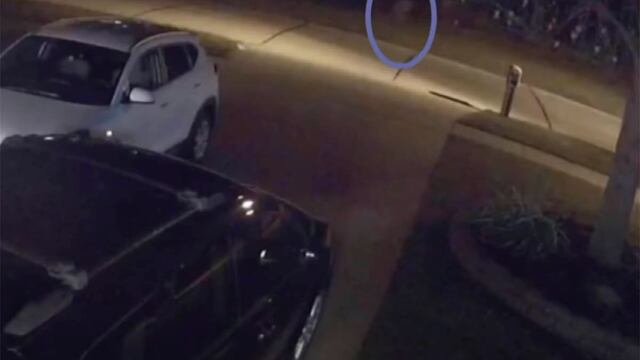 Cámara de seguridad capta la figura de un ‘fantasma’ corriendo por la calle