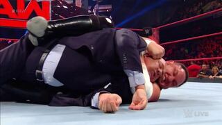 Samoa Joe le aplicó una 'dormilona' a Paul Heyman en RAW [VIDEO]