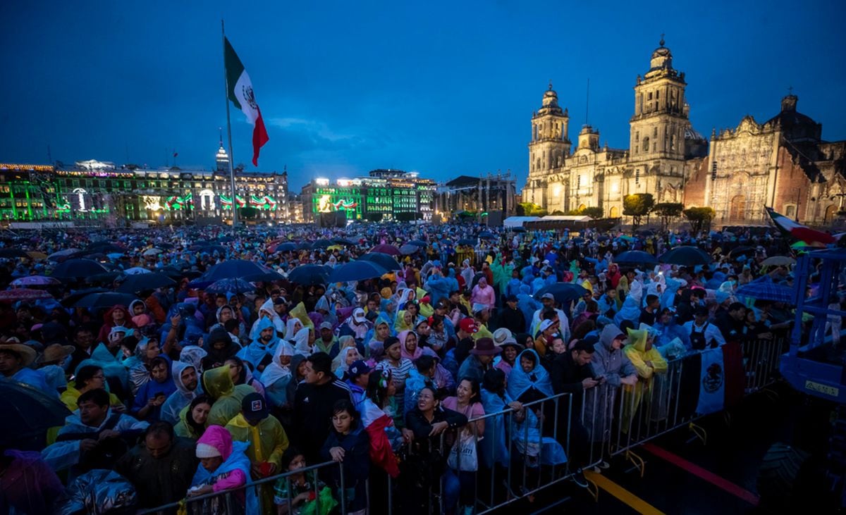 Una multitud llena el Zócalo previo al inicio de la celebración de la Independencia del país, el viernes, en Ciudad de México (México) | Foto: EFE/ Isaac Esquivel