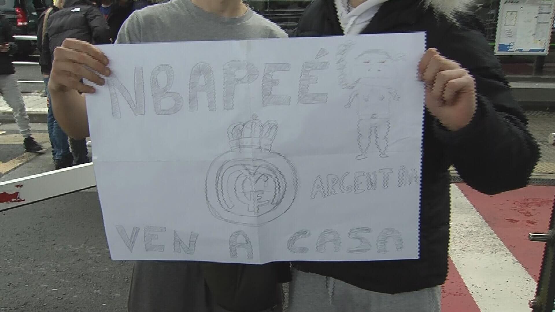 La pancarta de un hincha del Real Madrid que Mbappé no quiso firmar.