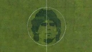 Homenaje único: la cara de Maradona ya se luce en el campo del estadio de Argentinos Juniors
