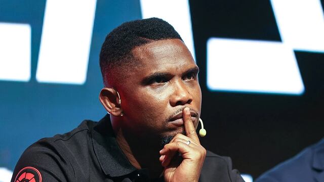 “Me disculpo”: el mensaje de Eto’o tras patear a un argelino en el Mundial