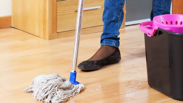 El truco para limpiar un trapeador de piso y quitarle lo percudido