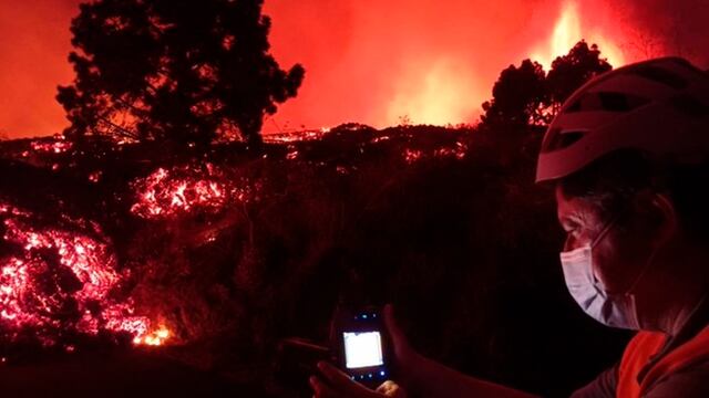 Lava de la erupción del volcán Cumbre Vieja avanza por las calles de La Palma 