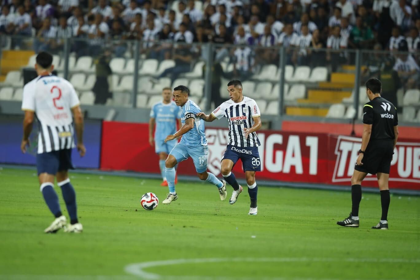 Alianza Lima empezó ganando el partido contra Sporting Cristal, pero luego le voltearon el resultado y terminó cayendo 2-1.