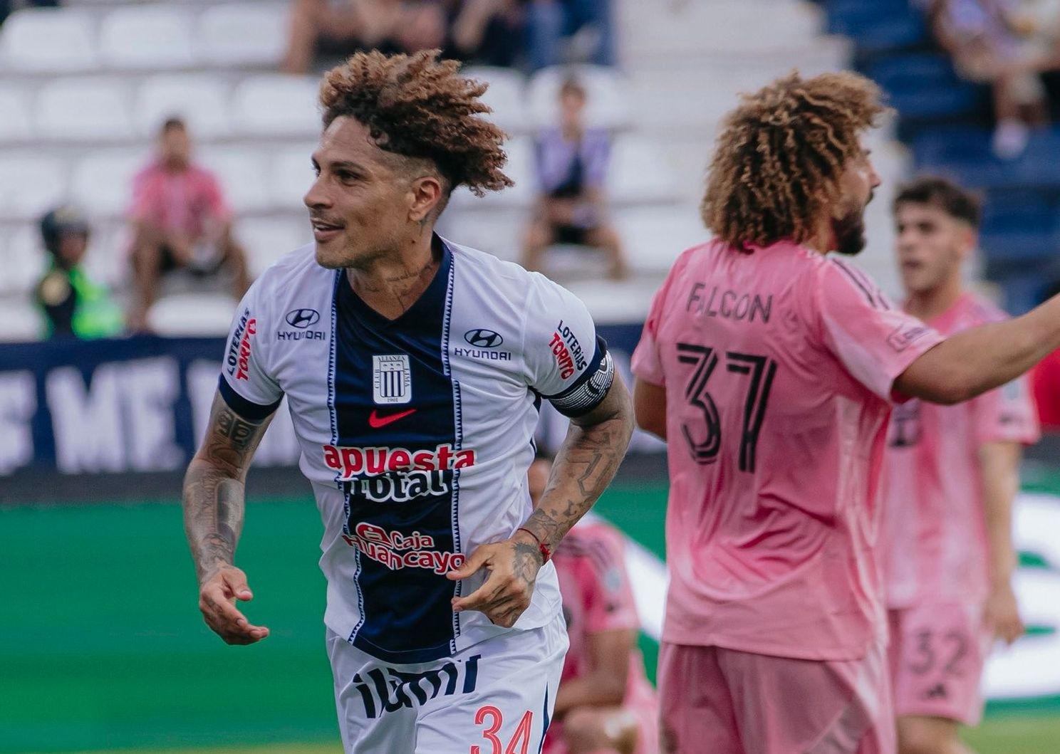 El estadounidense Noah Allen jugó ante el goleador blanquiazul en Matute. (Foto: Alianza Lima)
