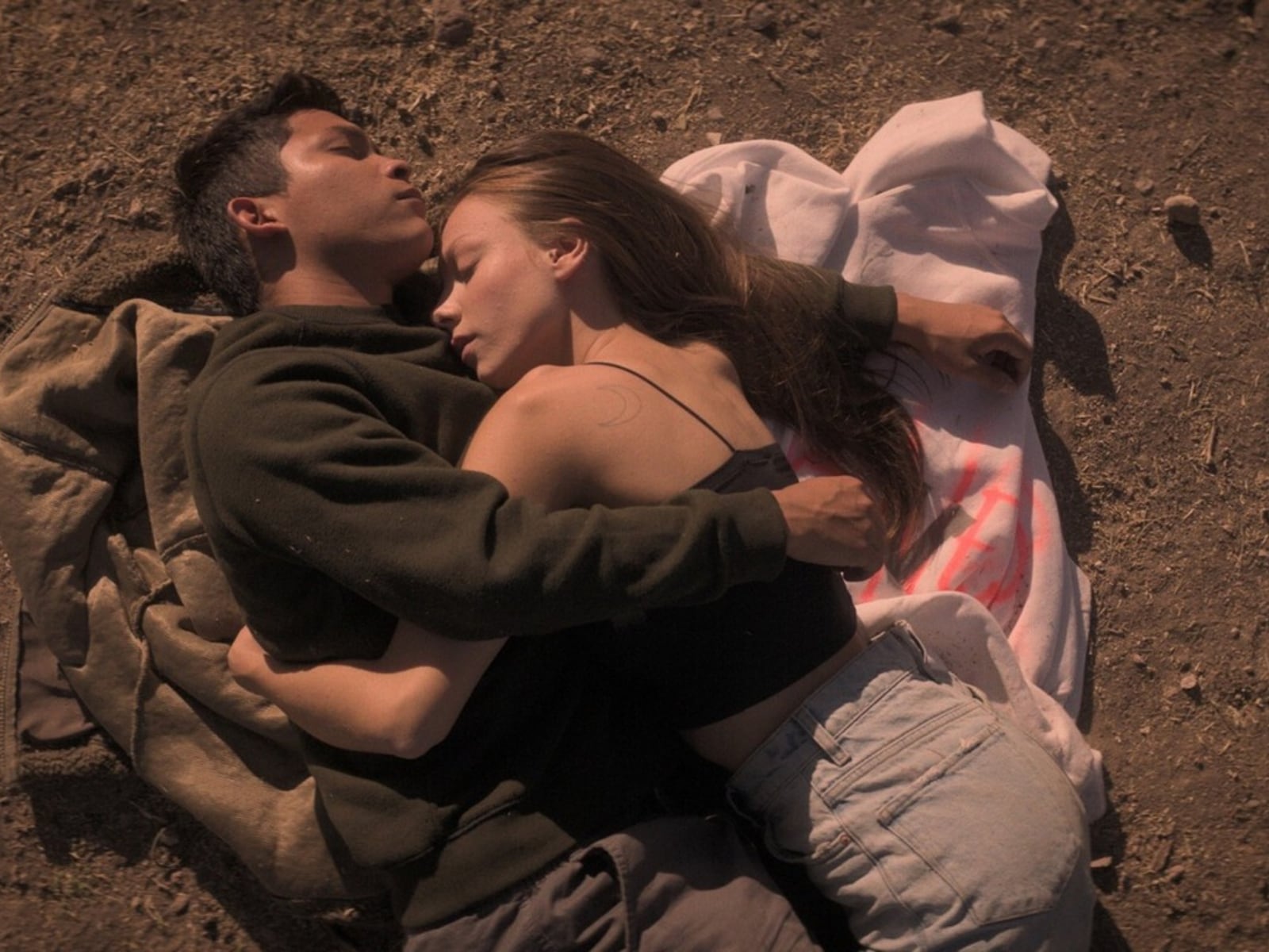 Juan Daniel García Treviño y Ester Expósito abrazados y durmiendo en una escena de la película “Perdidos en la noche" (Foto: Pimienta Films)