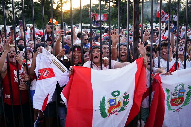 Los hinchas peruanos realizaron un banderolazo en apoyo a la Selección Peruana antes de su debut contra Chile en la Copa América 2024. (Foto: Bicolor).