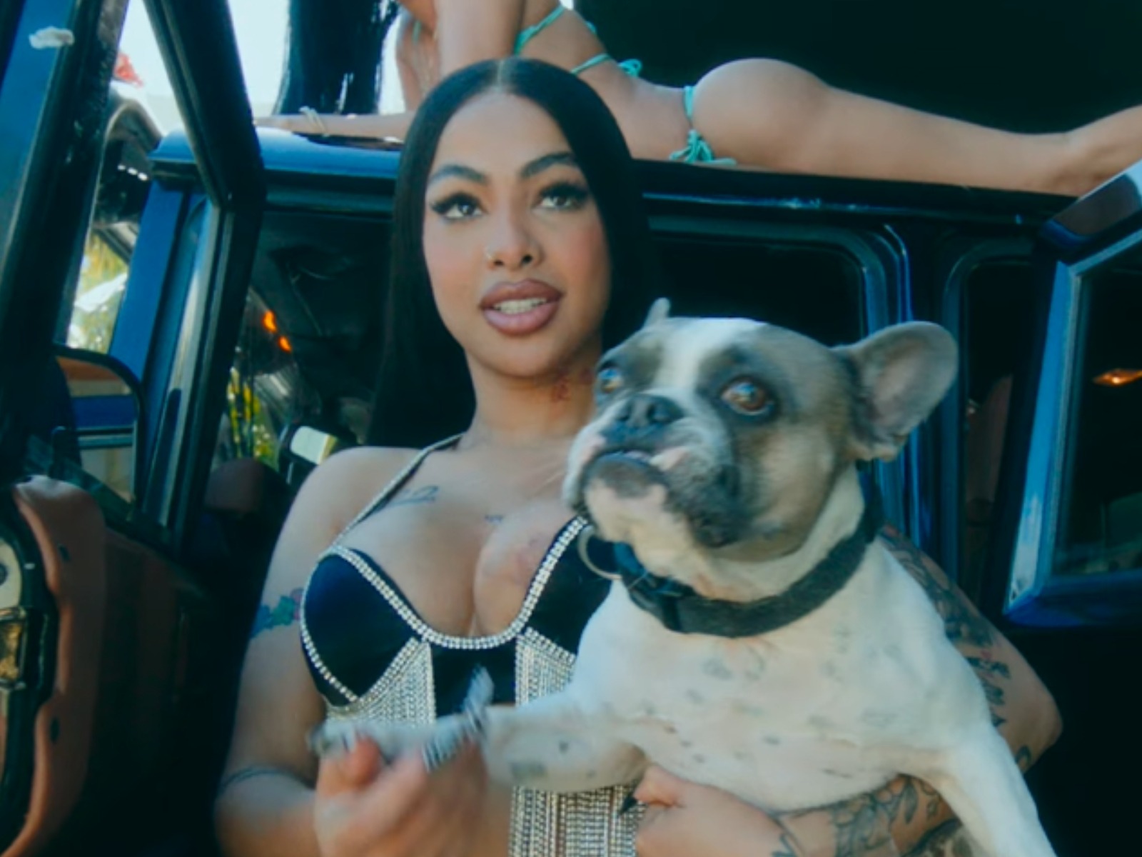 La cantante dominicana celebró el estreno de "Nota" con un nuevo look (Foto: Yailin La Más Viral / YouTube)