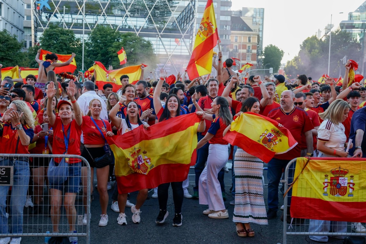 Aficionados de la selección española siguen desde la plaza de Colón de Madrid la final del mundial 2026. (Foto: EFE / J.J.Guillen)