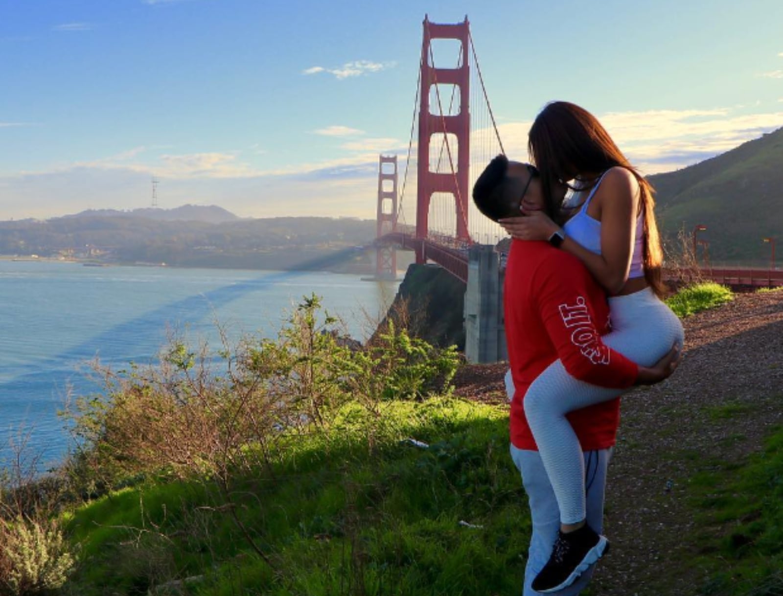 Jason Ruiz cargando a la celebridad en Estados Unidos (Foto: Ana Parra / Instagram)