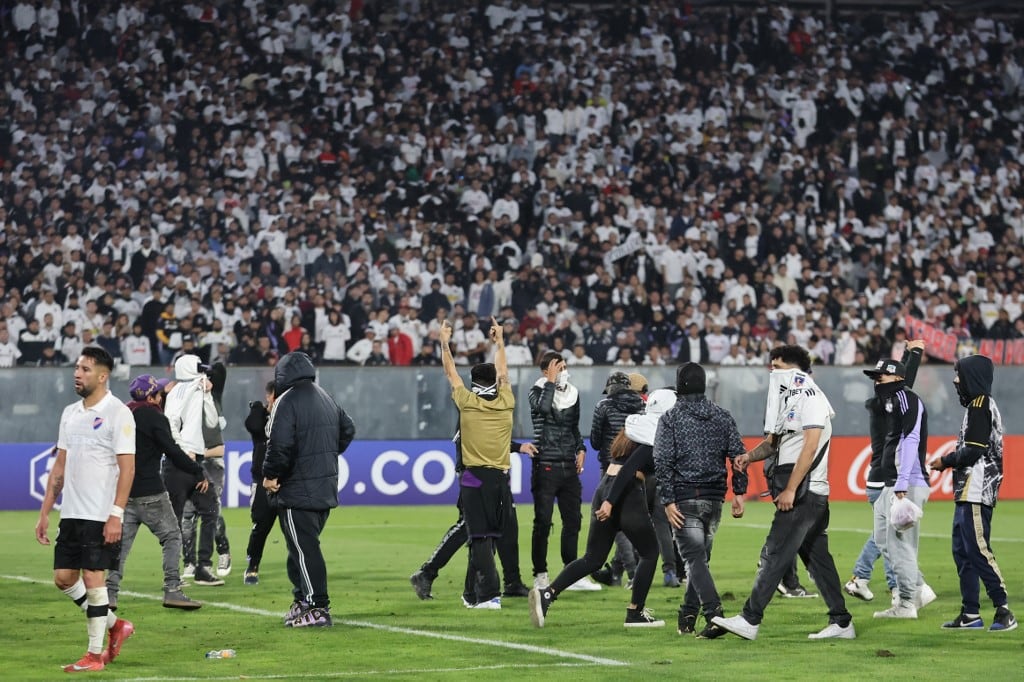 Los hinchas de Colo Colo irrumpieron en el campo de juego del partido contra Fortaleza. (Photo by Javier TORRES / AFP)