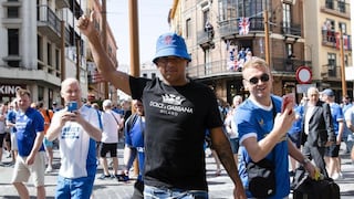 Está con el Rangers: Morelos llegó a Sevilla para ver la final de la Europa League