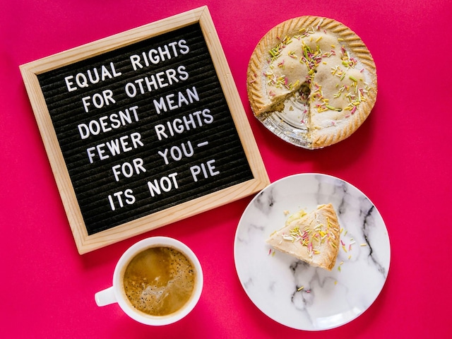 "¿Cuál es la mayor lección que debe aprender una mujer? Que desde el primer día ya tiene todo lo que necesita dentro de sí misma. Es el mundo el que la convenció de que no lo tenía". -Rupi Kaur. | Crédito: Foto de That's Her Business en Unsplash / Composición Depor