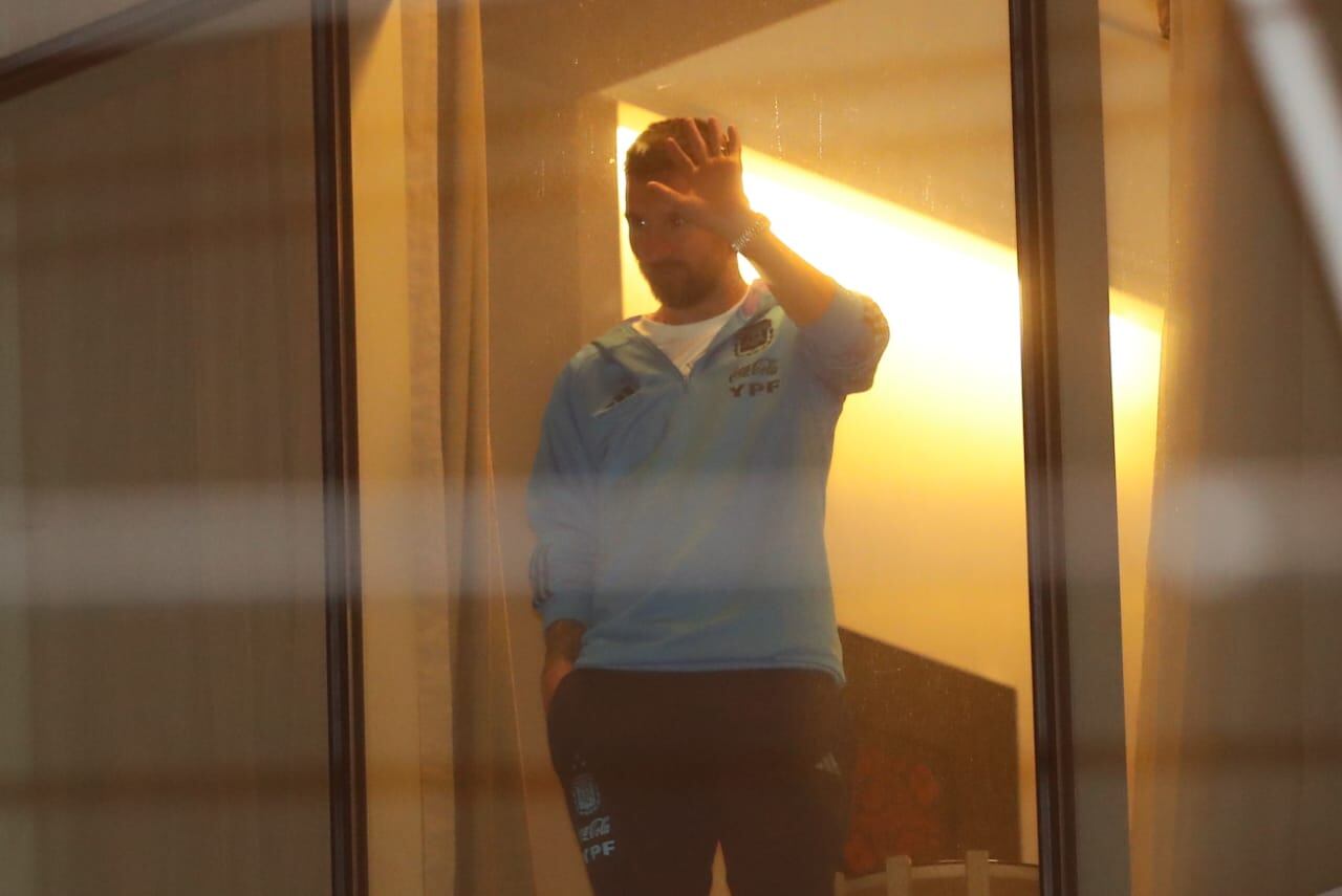 Lionel Messi saludó a los fanáticos que fueron a recibir a la Selección de Argentina. (Foto: Jesús Saucedo / GEC)