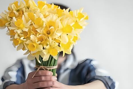 ¿Por qué regalan flores amarillas el 21 de marzo, significado y a quiénes les entregan?