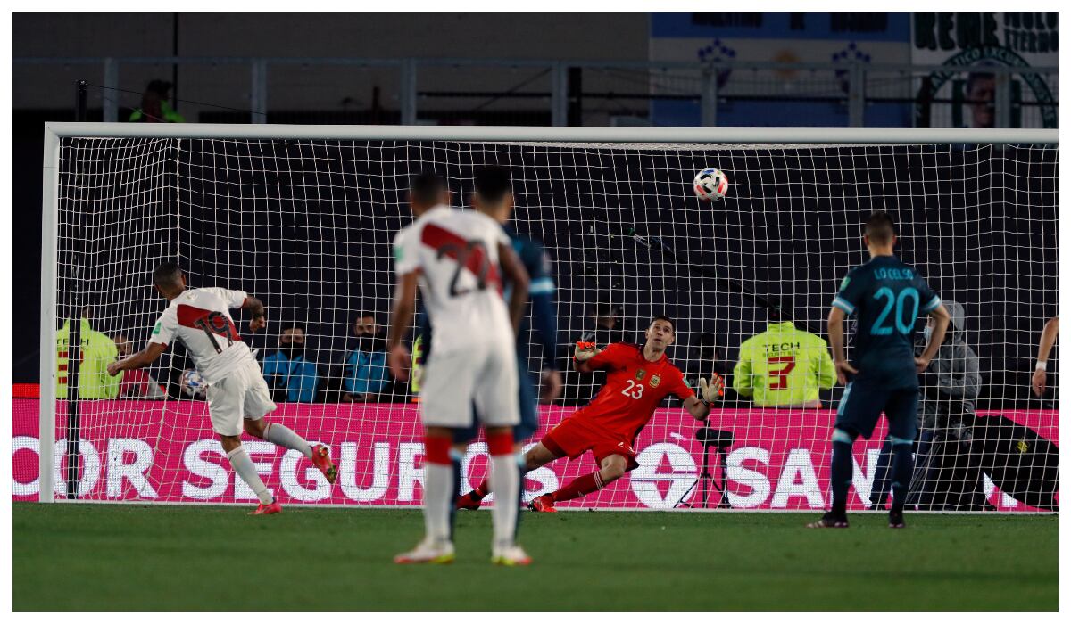 El penal fallado por Yoshimar Yotún ante Argentina por las Eliminatorias 2022. (Foto: Gustavo Ortiz / @photo.gec)