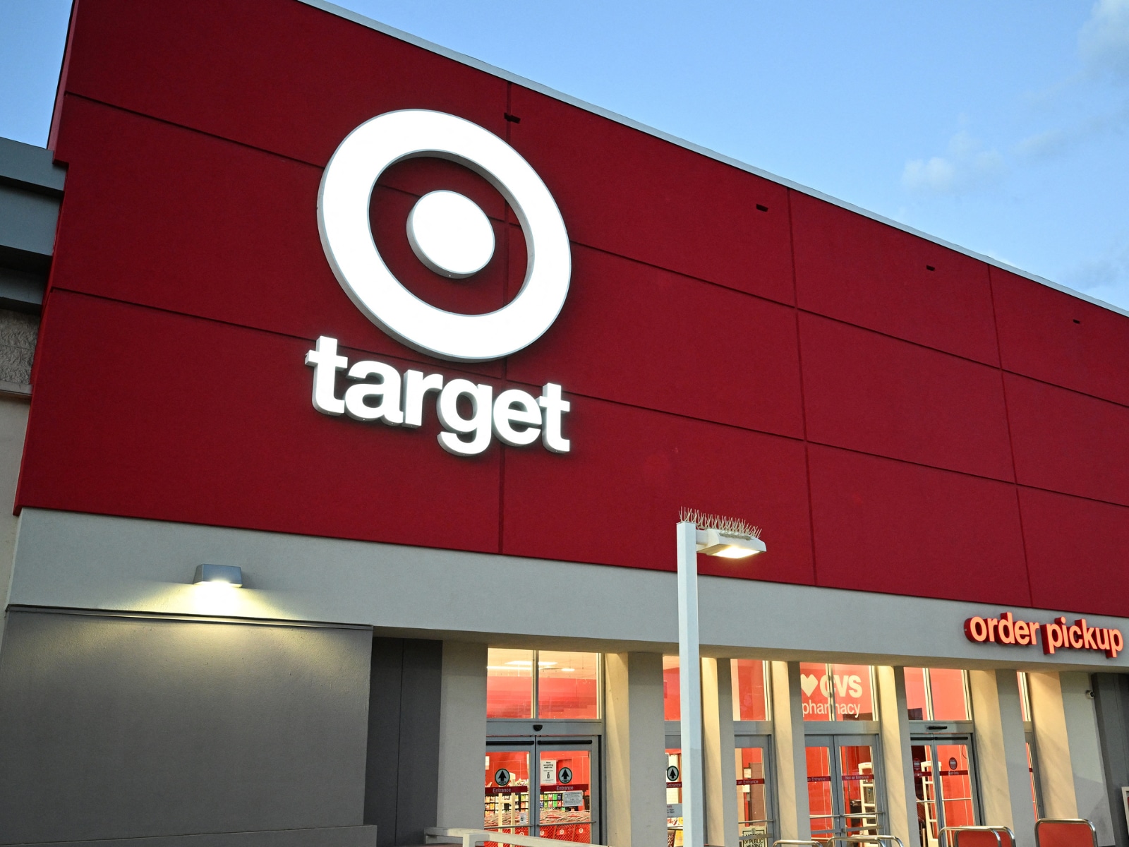 Target, una de las gigantes cadenas de tiendas en Estados Unidos, dará vales de 500 dólares a sus suscriptores (Foto: AFP)