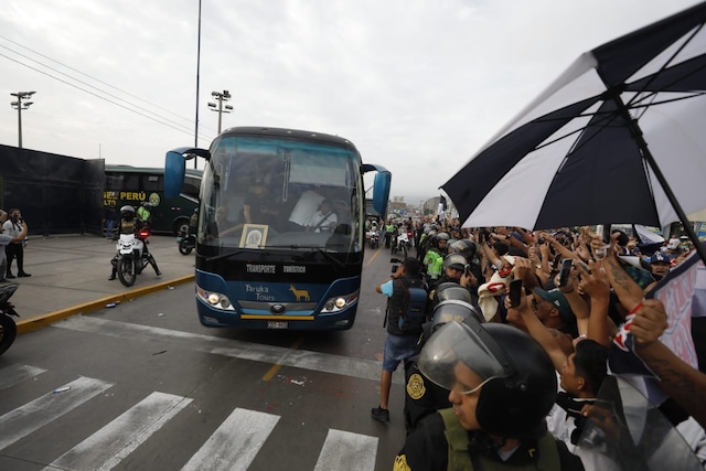 Hinchas de Alianza Lima y su aliento previo a la final con Universitario. (Foto: Julio Reaño/@Photo.gec)