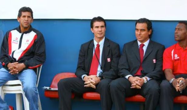 'Chemo' Del Solar durante su etapa como entrenador de la Selección Peruana y 'Puma' Carranza.