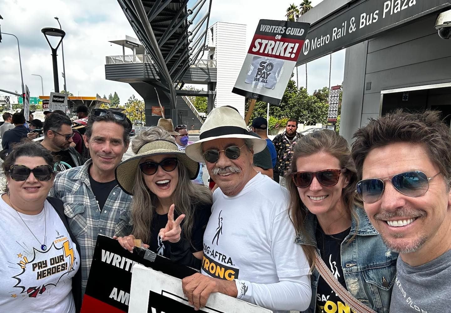 Mary McDonnell junto a otros colegas del Sindicato de Actores en huelga tras negociaciones fallidas con los estudios de cine y televisión (Foto: Mary McDonnell / Instagram)