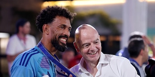 Vozinha junto a Gianni Infantino, presidente de la FIFA. (Foto: Getty Images)