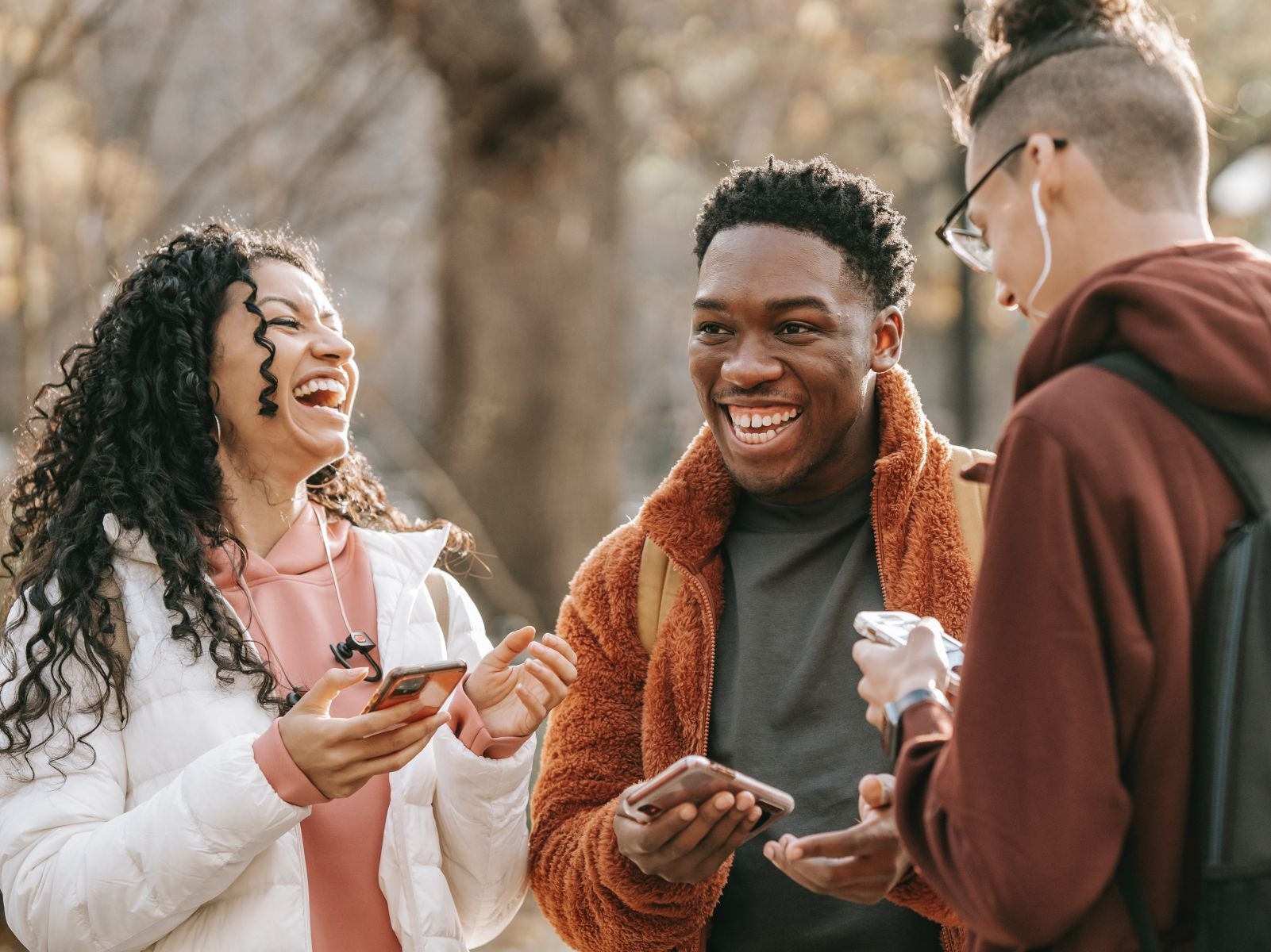 FRASES | Para que todos estén contentos este Día Mundial de la Sonrisa, envía una de estas citas. (Foto: Keira Burton / Pexels)