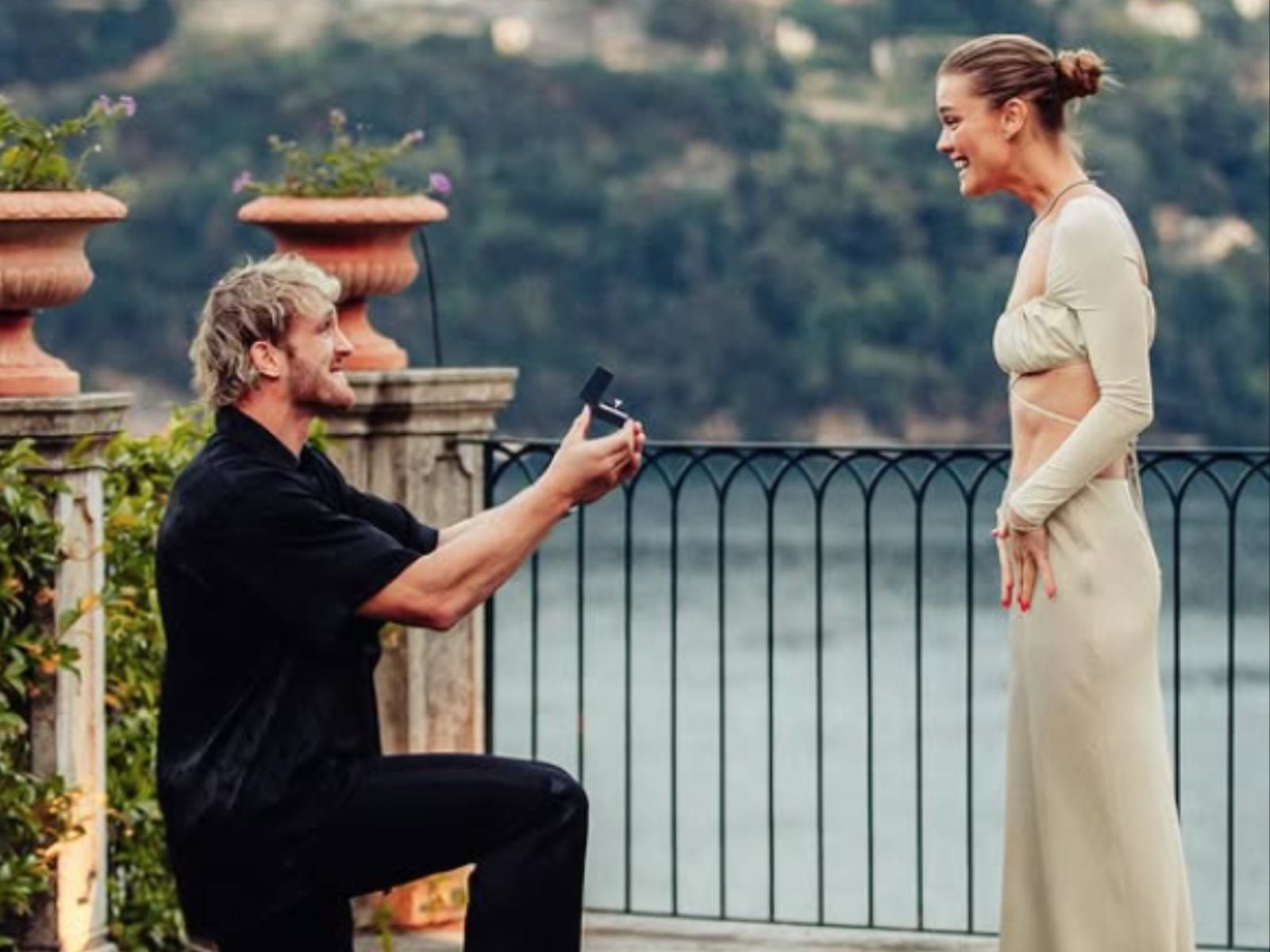 El preciso momento que Logan Paul le pide la mano a Nina Agdal. (Crédito: @loganpaul / Instagram)