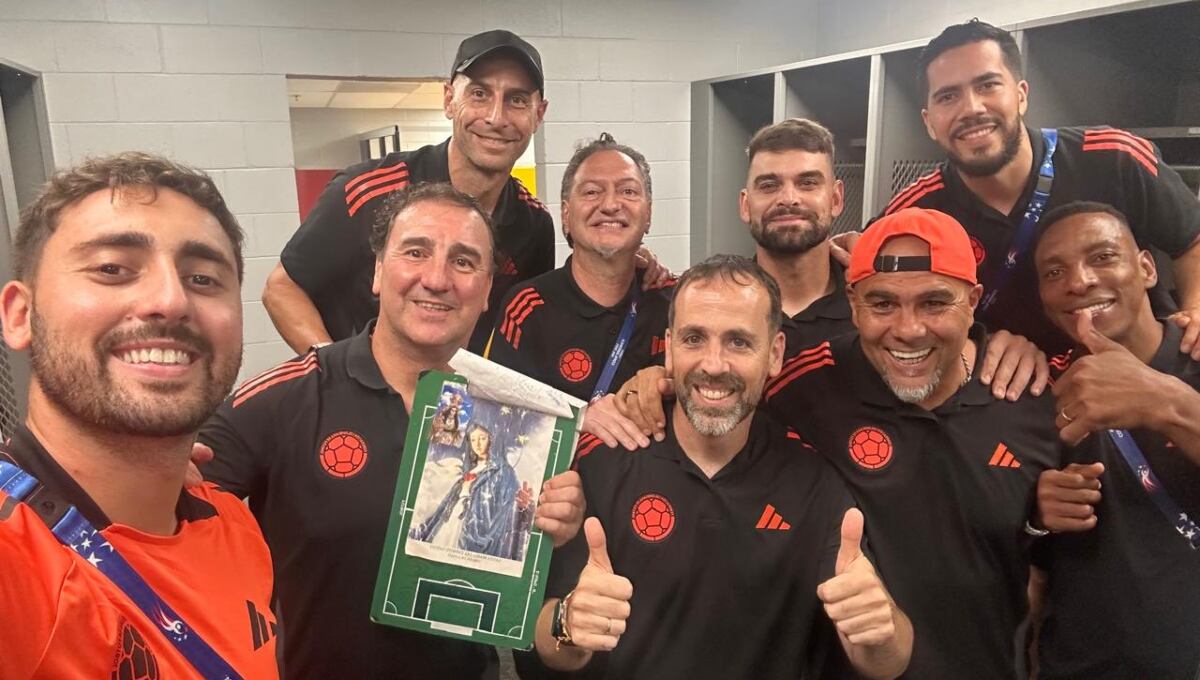 Néstor Lorenzo y la postal con su comando técnico tras clasificar a las semifinales de la Copa América. (Foto: Marcelo Roffé)