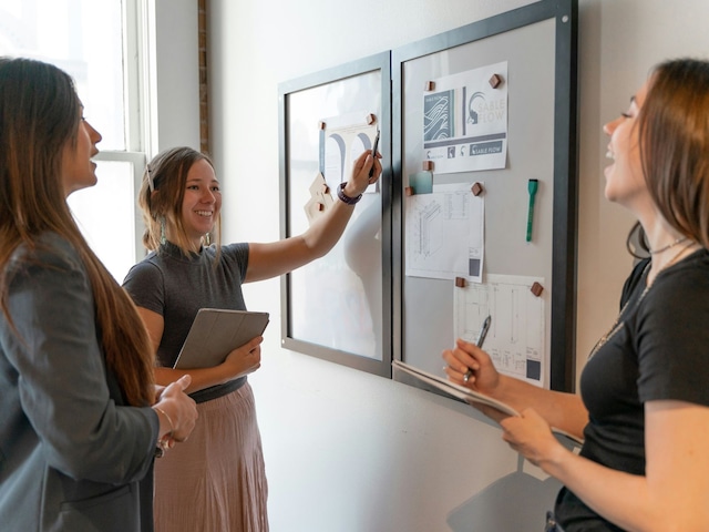 "No hay nada que un hombre pueda hacer que yo no pueda hacer mejor y con tacones". - Ginger Rogers. | Crédito: Foto de Sable Flow en Unsplash / Composición Depor