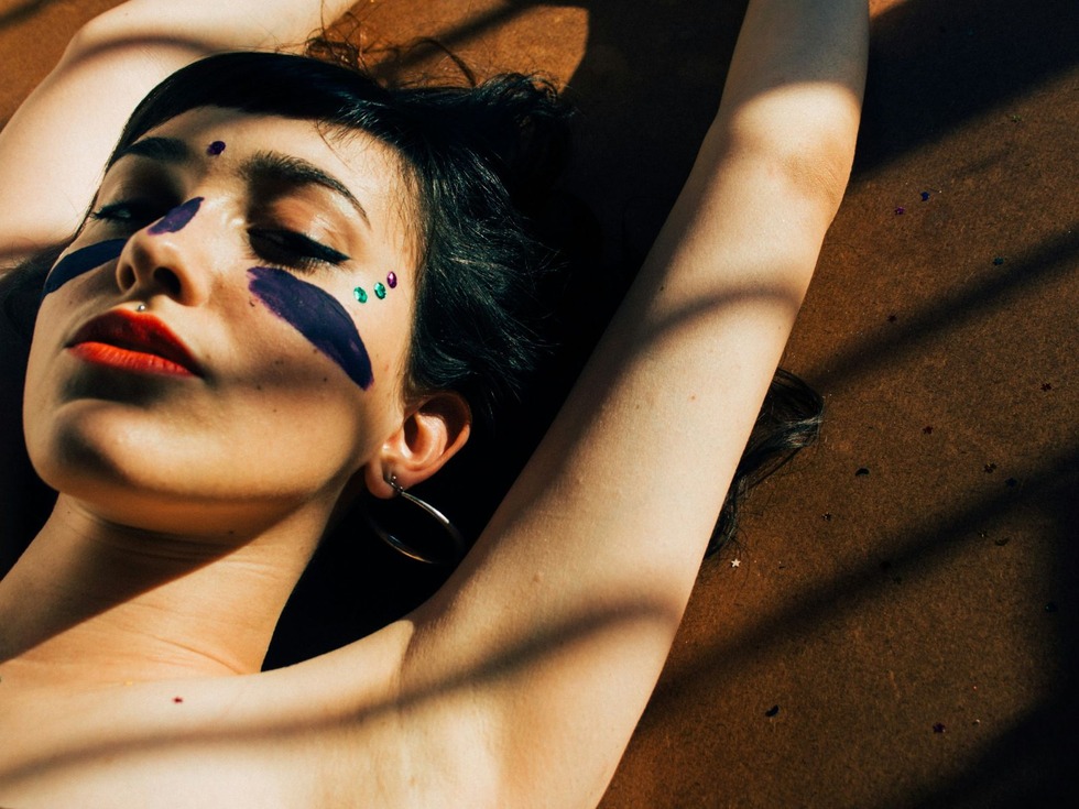 "Cenicienta nunca pidió un príncipe. Pidió una noche libre y un vestido". - Kiera Cass. | Crédito: Foto de Romina Farías en Unsplash / Composición Depor