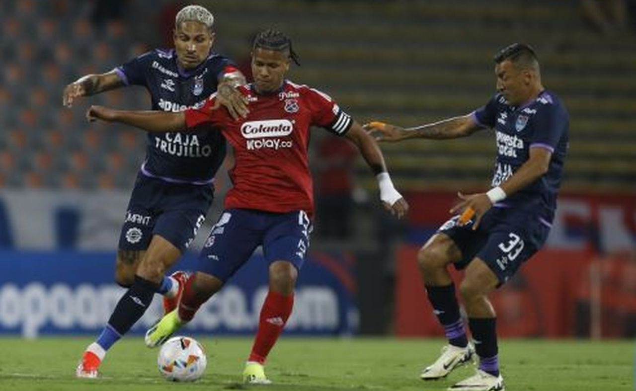 Muy complicados en la ‘Suda’: el UNOxUNO de la derrota de la Vallejo ante el DIM en Medellín. (AFP)