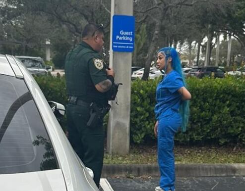 La dominicana hablando con un efectivo policial tras ser abandonada por Tekashi, según Alofoke (Foto: Alofoke / Instagram)