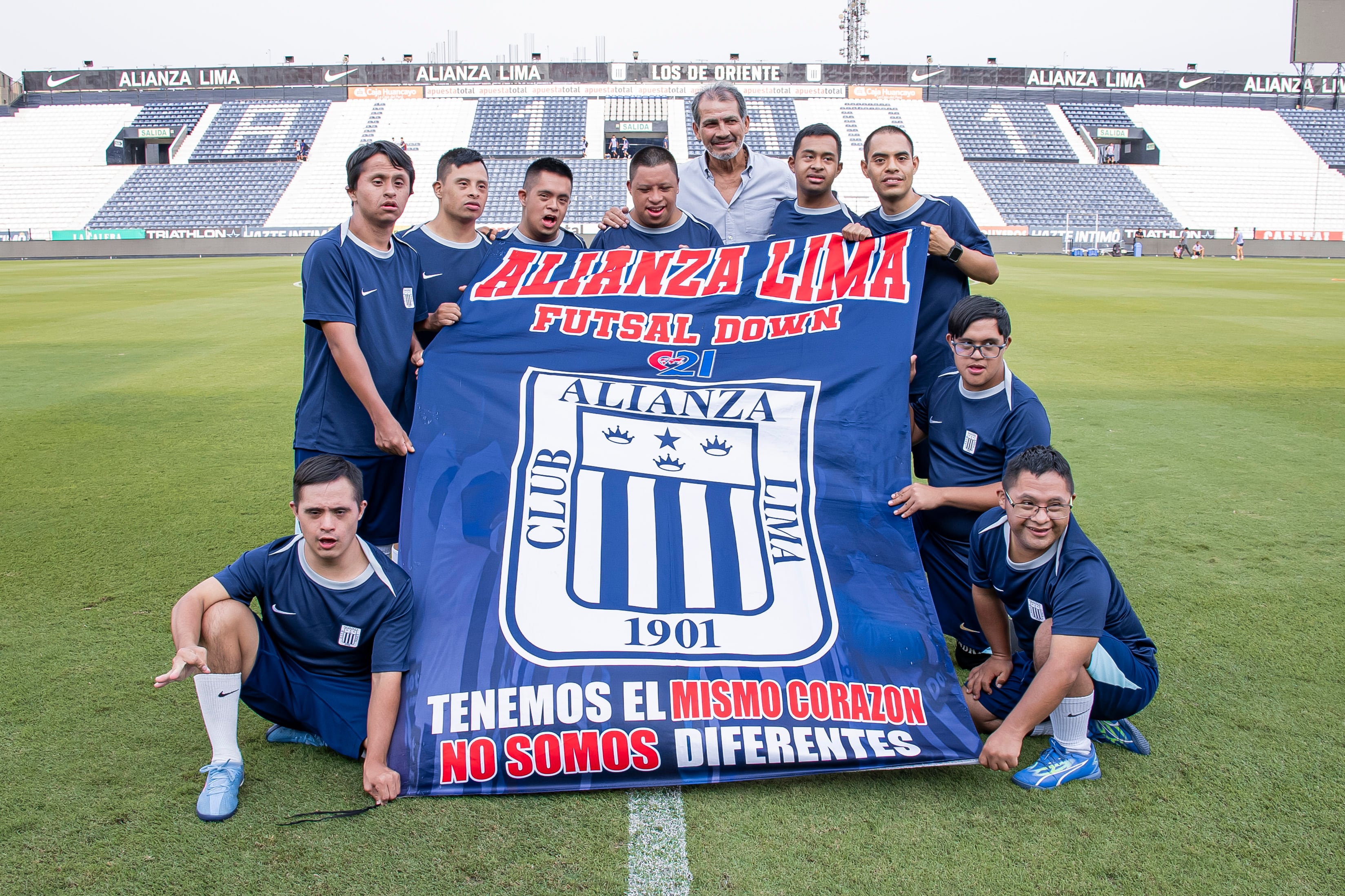 Alianza Lima celebra la inclusión con una reunión entre el primer equipo y el plantel de Futsal Down. (Foto: Prensa Alianza Lima)