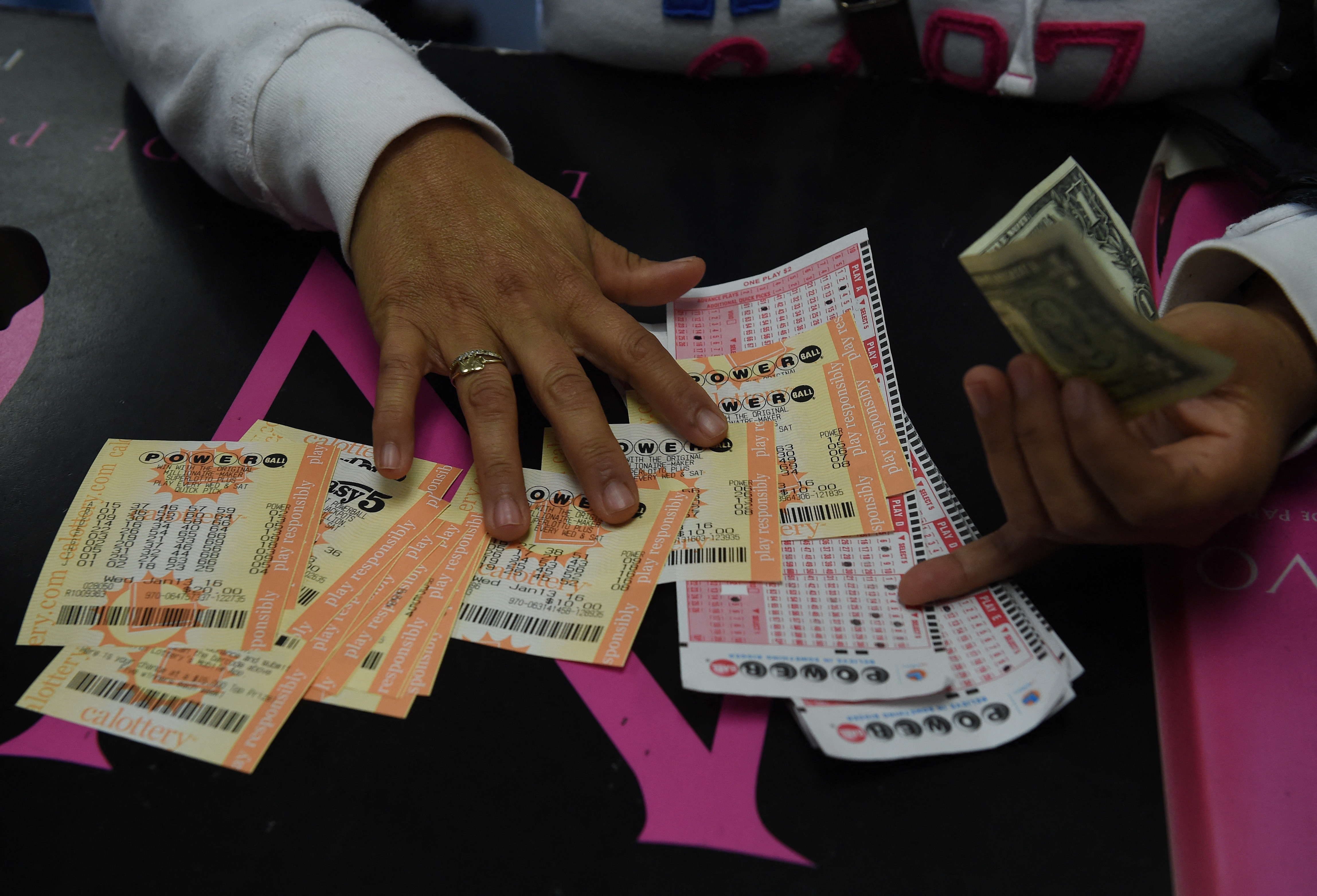 Para jugar Powerball, puedes anotar tus número favoritos o al azar (Foto: AFP)
