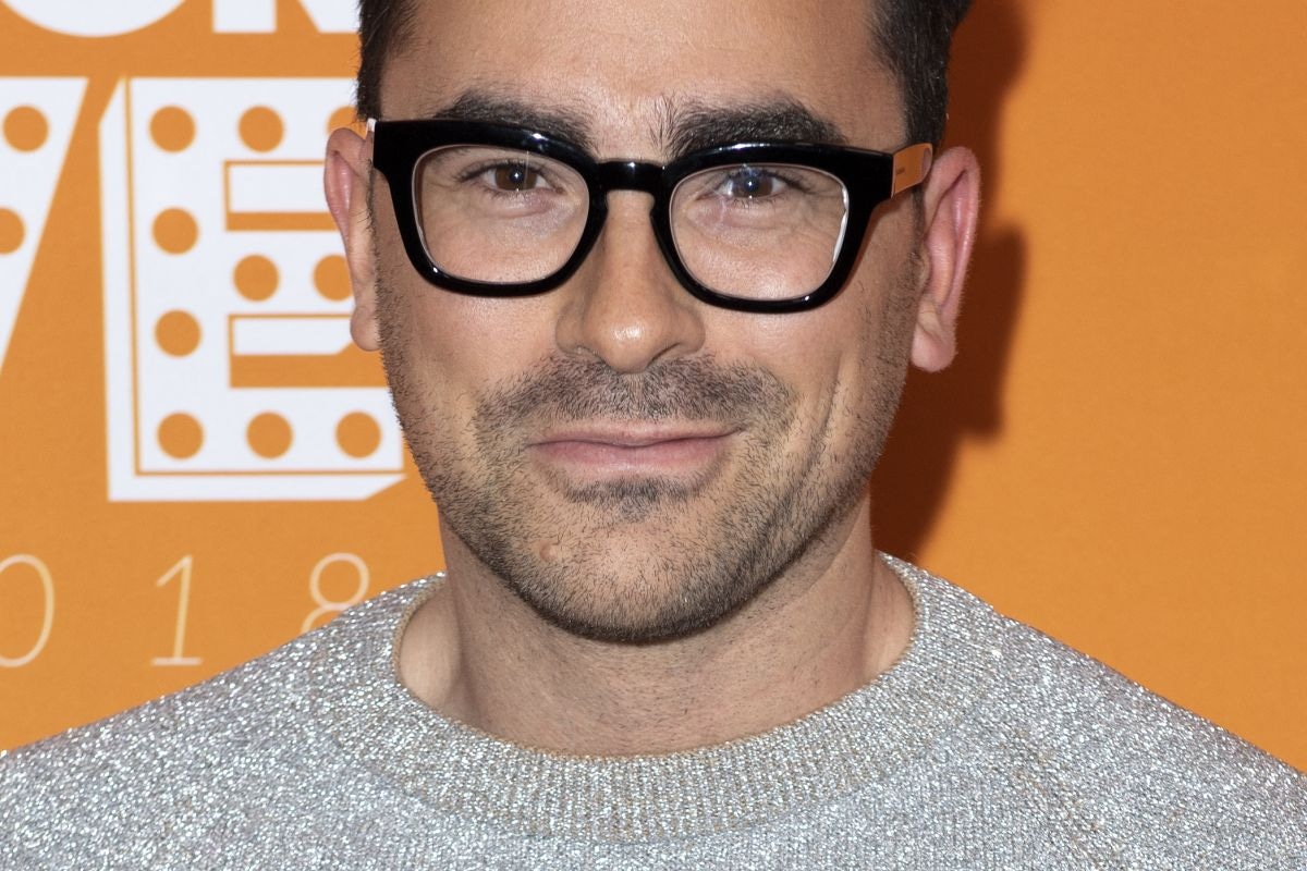 La vez que el actor canadiense Dan Levy asistió a la Gala Trevor Live Los Angeles 2018, en Beverly Hills, California, el 2 de diciembre de 2018 (Foto: Valerie Macon / AFP)