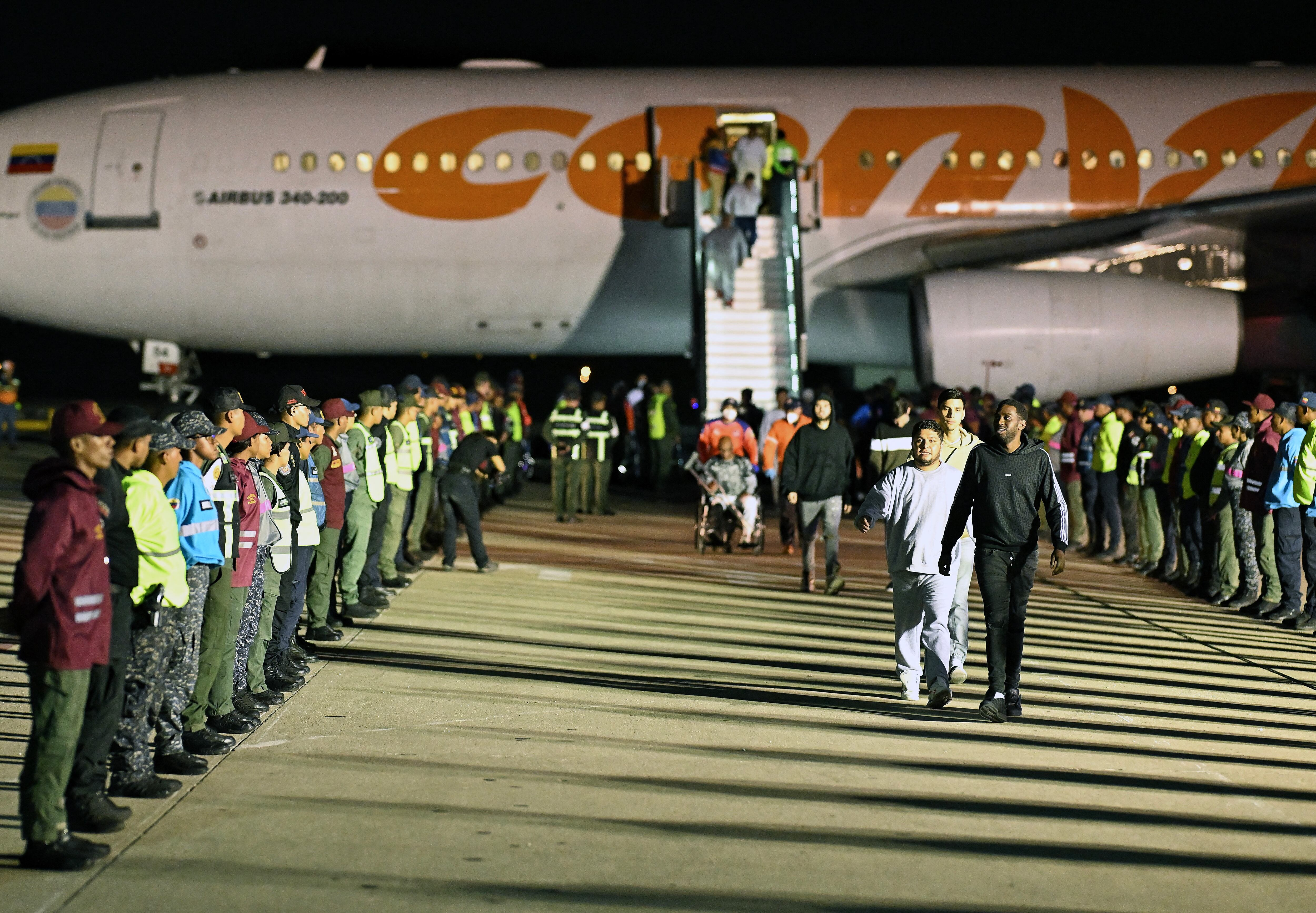 Migrantes venezolanos deportados de Estados Unidos y varados en Honduras desembarcan de un avión de Conviasa Airlines a su llegada al Aeropuerto Internacional Simón Bolívar en Maiquetía, Venezuela, el 24 de marzo de 2025. (Foto de Juan BARRETO / AFP)
