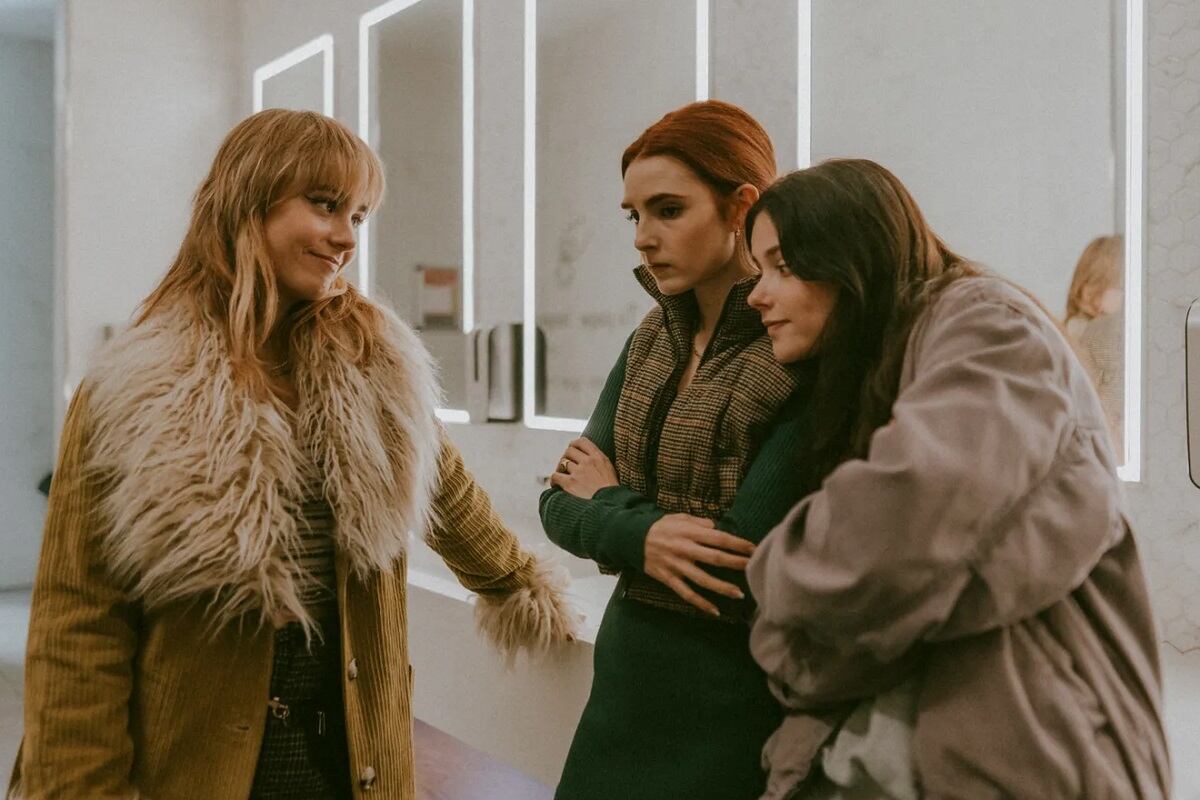 Clara Galle como Greta, Aïcha Villaverde como Nata y Nicole Wallace como Alma en la miniserie española "Ni una más" (Foto: Netflix)