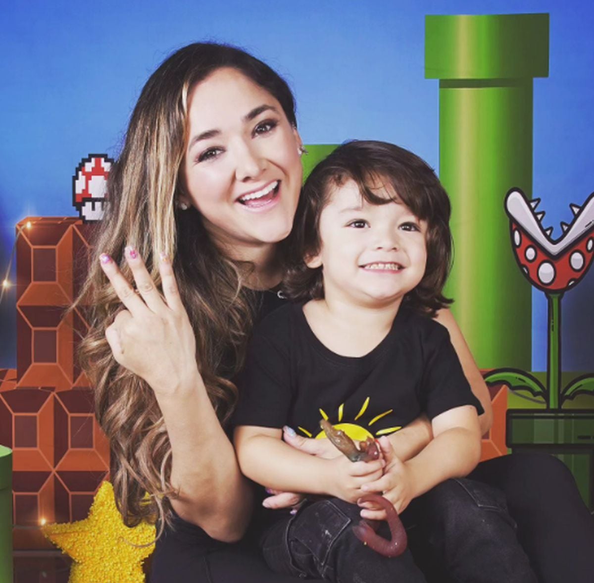 La actriz al lado de su hijo, a quien adora y es el motor de su vida (Foto: Sherlyn González / Instagram)