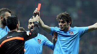 Trabzonspor jugaba con 8 hombres y un jugador le mostró tarjeta roja al árbitro