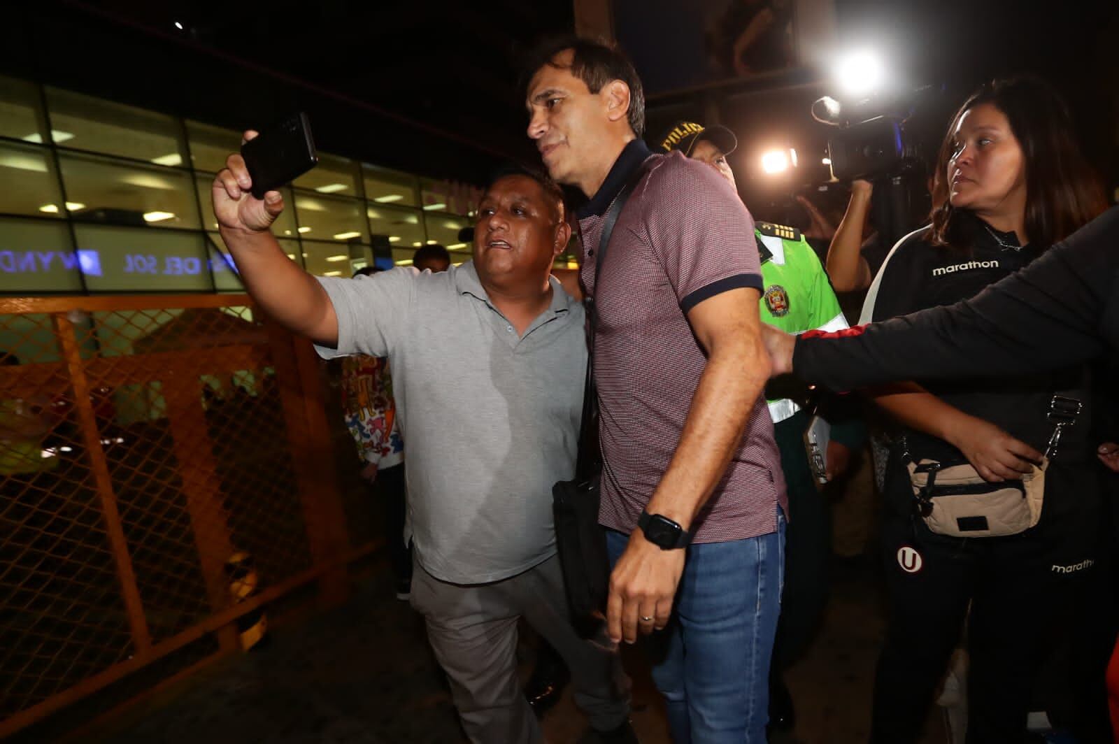 Bustos llegó a Lima la noche del viernes y se tomó fotos con hinchas de la 'U'. (Foto: Jesús Saucedo@photo.gec)