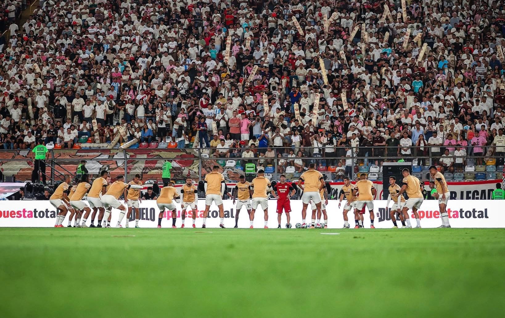 Los familiares de los jugadores de Universitario estuvieron expuestos en el Estadio Monumental. (Foto: Universitario)