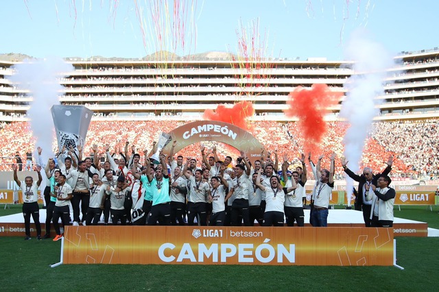 La celebración de Universitario en el Estadio Monumental. (Foto: Leonardo Fernández / GEC)
