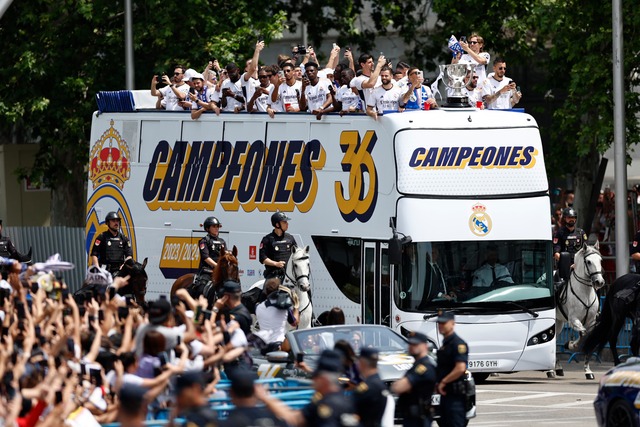 Así finalizó la celebración del 36º título de Liga del Real Madrid, en la que los jugadores se emplazaron a volver el 2 de junio con la 15ª Liga de Campeones. (Foto: EFE)