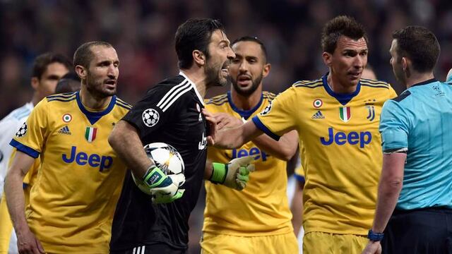 ¡Casi se lo come vivo! Foto viral en la que Buffon llenó de pánico al árbitro del partido