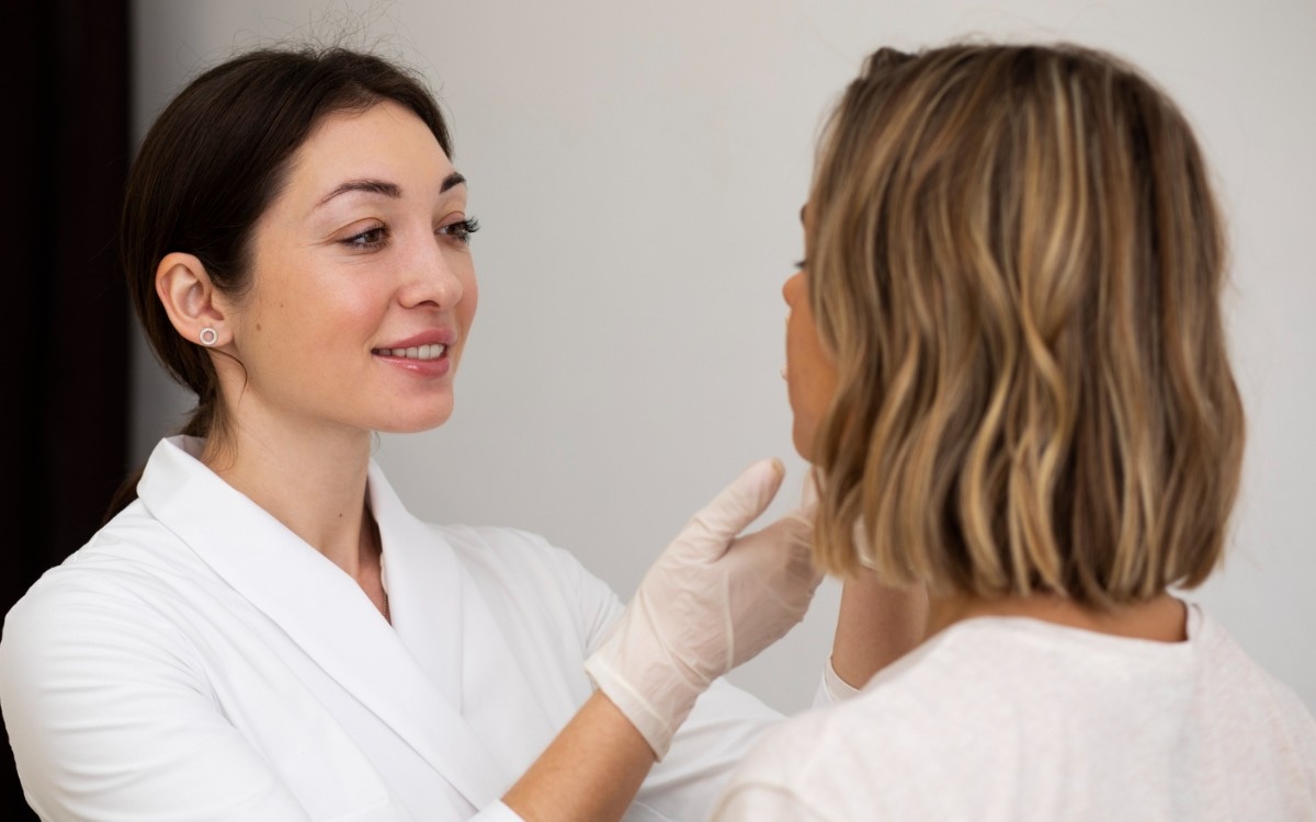 Dermatólogos advierten sobre la tendencia de TikTok llamada “tatuajes por quemadura solar”, que puede causar serios daños en la piel a largo plazo. (Foto referencial: Freepik)