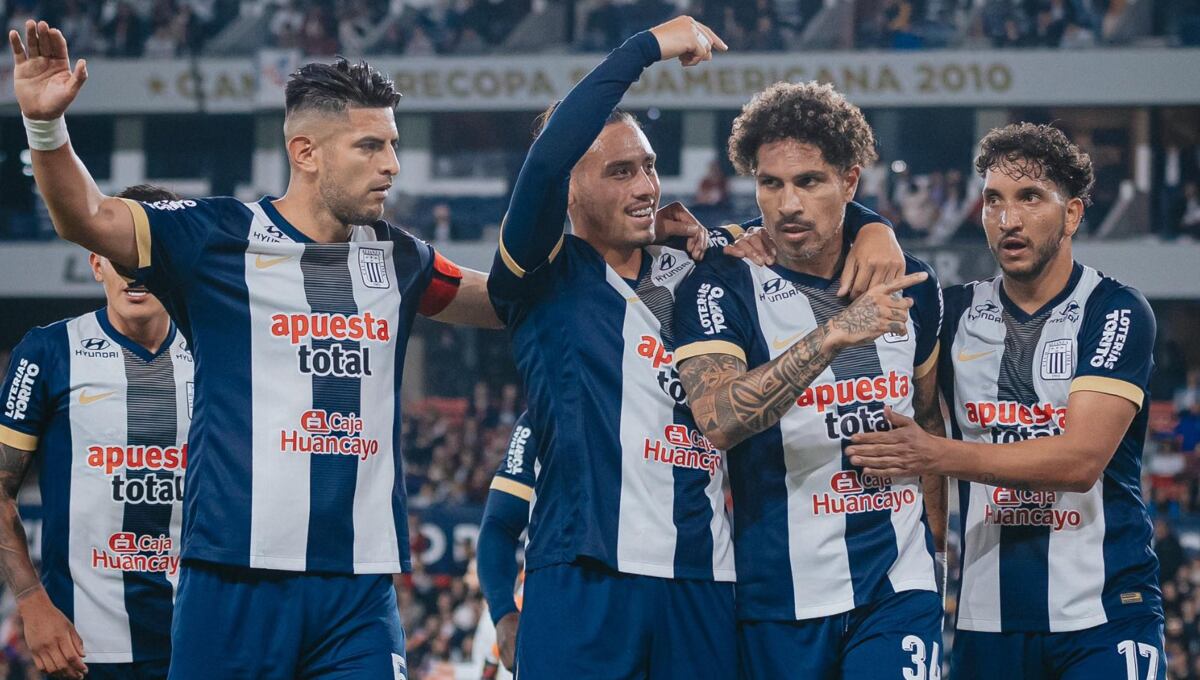Paolo Guerrero compartió la delantera con Eryc Castillo. (Foto: Alianza Lima)